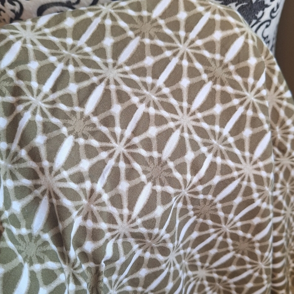 Joe fresh size Large skirt, olive green in color with pockets - Picture 2 of 3